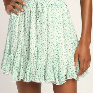 ✨Lulus Garden Hours Green Floral Print Mini Skirt✨